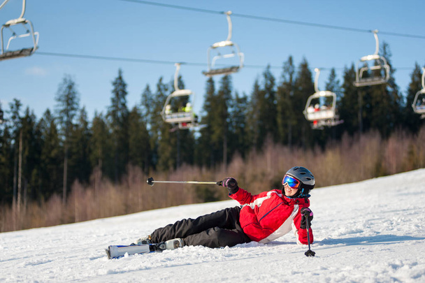 Skifahrerin mit Ski bei sonnigem Wetter im Weinort - Foto, Bild