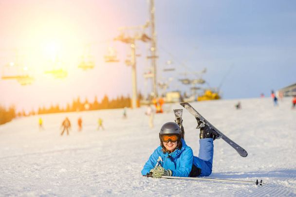 Menina esquiador na neve na estância de esqui
 - Foto, Imagem