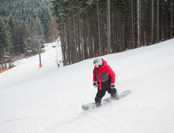 snowboarder masculin descendant de la montagne en journée d'hiver
 - Photo, image