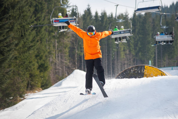Esquiador volando sobre un obstáculo en el día de invierno
 - Foto, imagen