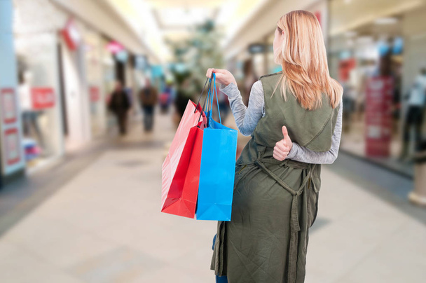 Alışveriş torbaları yürüyüş kadınla arkadan görünüş  - Fotoğraf, Görsel