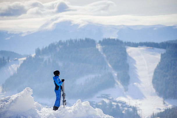 Žena lyžař na vrcholu hory. Zimní sportovní koncepce - Fotografie, Obrázek