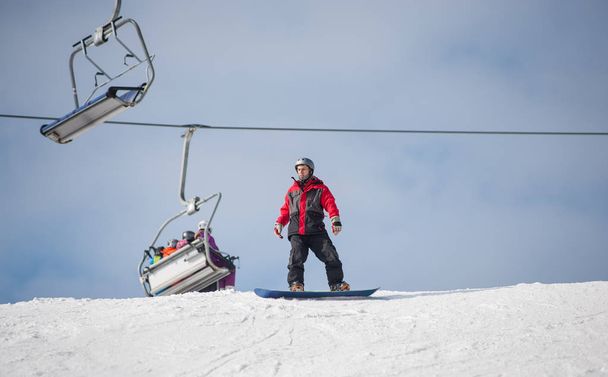 Snowboarder fährt im Winter vom Berg herunter - Foto, Bild