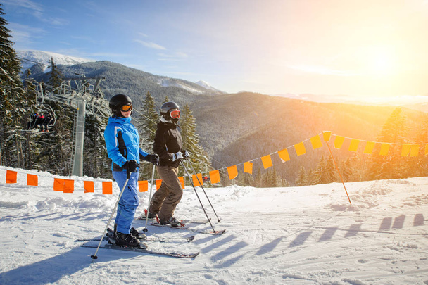 Giovane coppia di donne che si divertono a sciare nella stazione sciistica
 - Foto, immagini