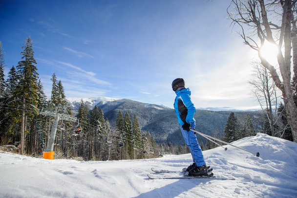 Narciarz kobiece na tle gór wyciągi narciarskie i zimowe - Zdjęcie, obraz