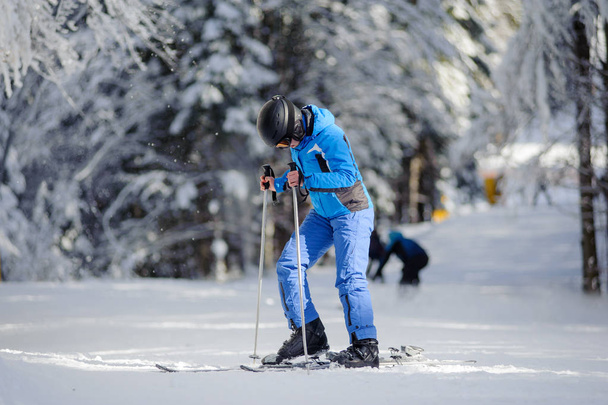 glückliche Skifahrerin auf einer Skipiste im Wald - Foto, Bild