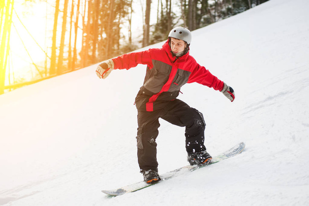 Snowboarder rutscht im Winter vom Berg - Foto, Bild