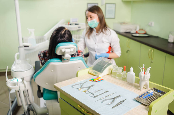 Odontóloga que trabaja en clínica dental con paciente femenina
 - Foto, imagen