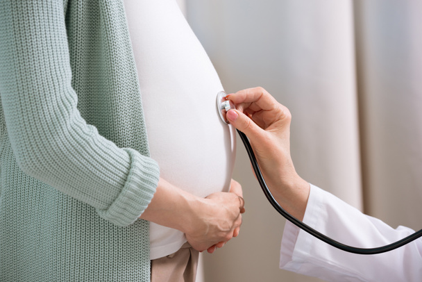 Doctor listening belly of pregnant woman  - Zdjęcie, obraz
