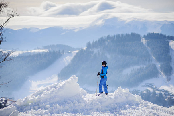 山の上に女性スキーヤー。冬のスポーツ コンセプト - 写真・画像