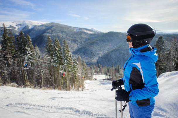 Narciarz kobiece na tle gór wyciągi narciarskie i zimowe - Zdjęcie, obraz