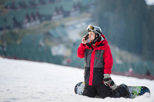 Boarder masculino en su snowboard en Winer Resort
 - Foto, imagen