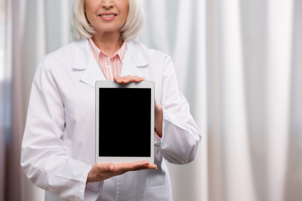 doctor showing tablet - Photo, Image