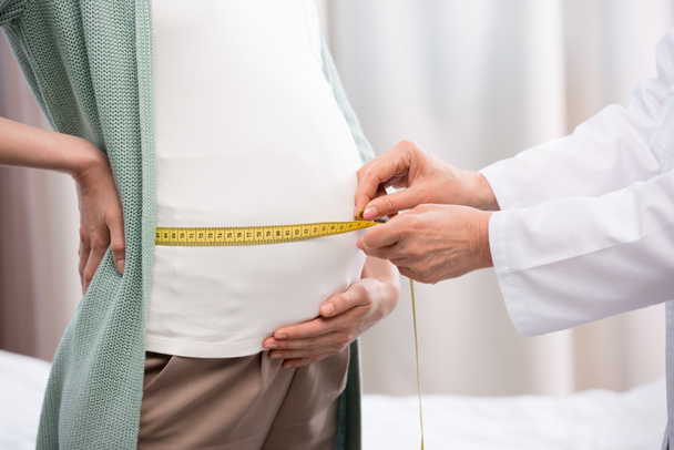 doctor measuring belly of pregnant woman - Fotografie, Obrázek