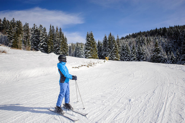 Θηλυκό σκιέρ στην πλαγιά σκι στο χιονοδρομικό θέρετρο - Φωτογραφία, εικόνα