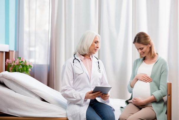 Arzt und schwangere Frau - Foto, Bild
