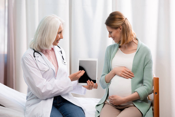 arts en zwangere vrouw - Foto, afbeelding