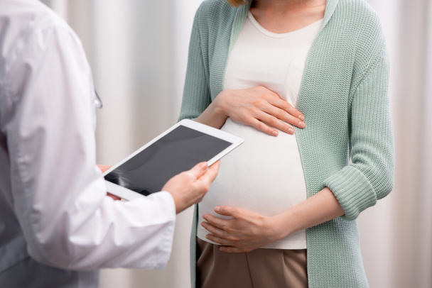 doctor and pregnant woman - Foto, immagini
