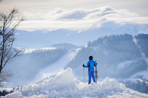 Skifahrerin auf dem Gipfel des Berges. Wintersportkonzept - Foto, Bild