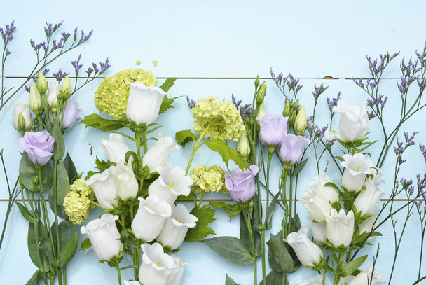 Vintage aqua green blue background with white purple lilac and yellow field flowers with empty copy space - Foto, Imagen