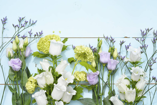 Vintage aqua vihreä sininen tausta valkoinen violetti lila ja keltainen kenttä kukkia tyhjä kopio tilaa
 - Valokuva, kuva
