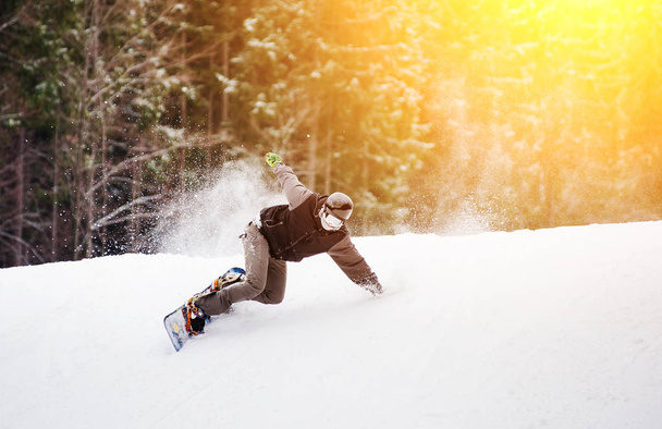 snowboarder passeios sobre neve fresca na encosta no inverno
 - Foto, Imagem