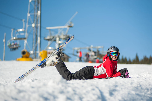 Горнолыжник с лыжами на винном курорте в солнечный день
 - Фото, изображение