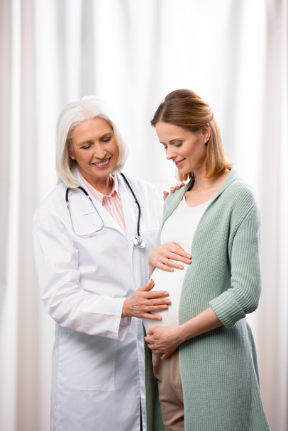 doctor examining young pregnant woman - Fotografie, Obrázek