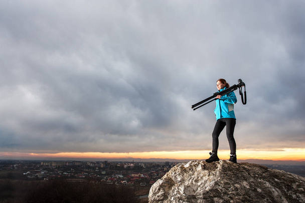Fotografo donna con macchina fotografica su treppiede sulla grande roccia
 - Foto, immagini