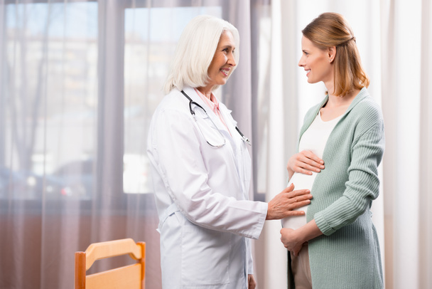 lekarz i kobieta w ciąży  - Zdjęcie, obraz