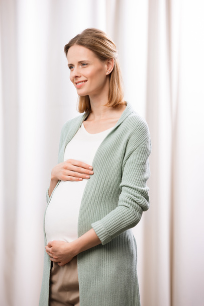 Νεαρός χαμογελαστό έγκυο γυναίκα - Φωτογραφία, εικόνα