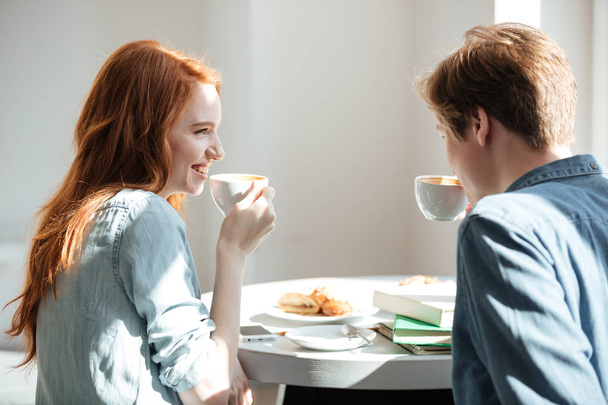 Students drinking coffee in cafe - Zdjęcie, obraz