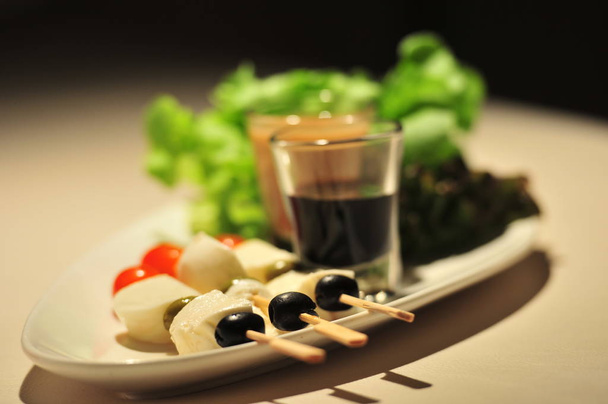 Italiaans eten decoratie op wit tafel, kaas mozzarella - Foto, afbeelding