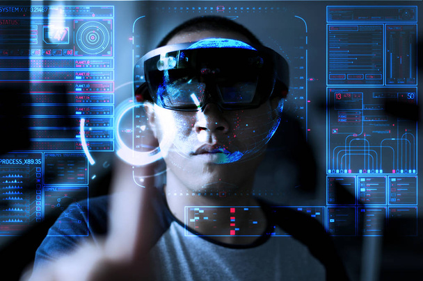 Mannen spelen Virtual Reality met Hololens met effecten - Foto, afbeelding