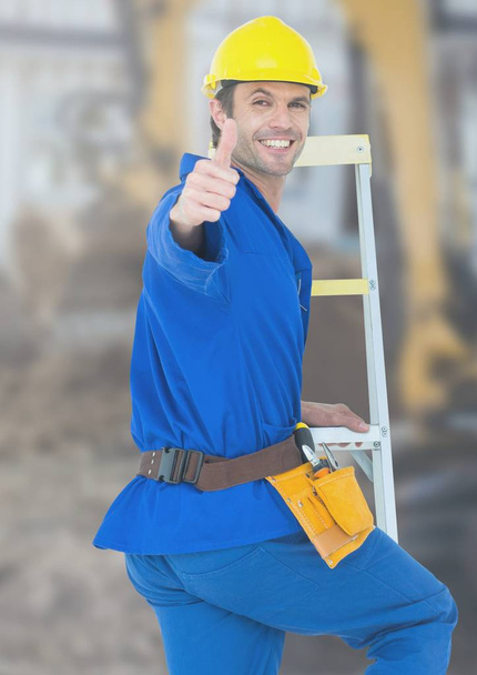Başparmak yukarıya şantiye önünde ile inşaat işçisi - Fotoğraf, Görsel