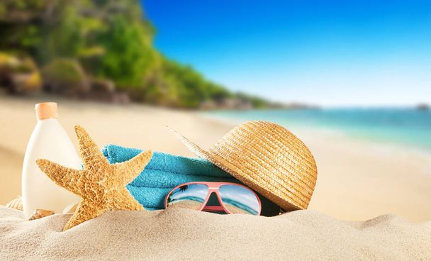 Playa tropical con accesorios, fondo de vacaciones de verano
. - Foto, Imagen