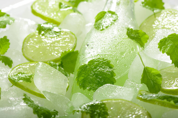 A bottle of lemonade with lime and mint on ice - Foto, Bild
