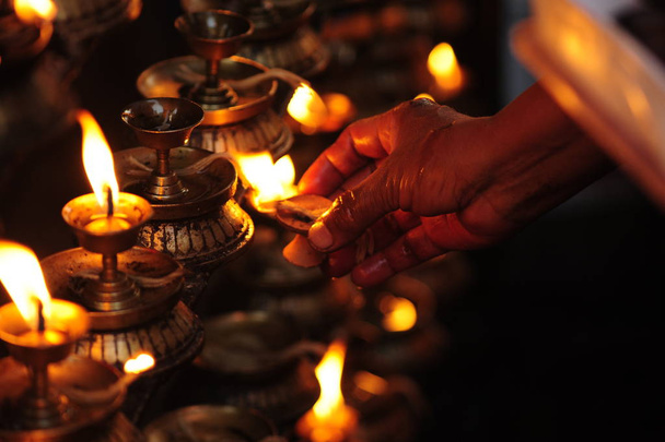Mãos de budistas orando no templo
 - Foto, Imagem