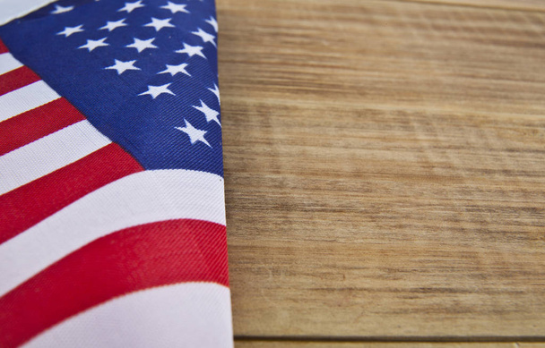 прапор США на дерев'яному фоні
 - Фото, зображення