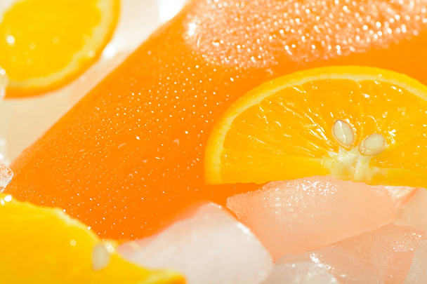 Láhev pomerančové šťávy na ledě - Fotografie, Obrázek