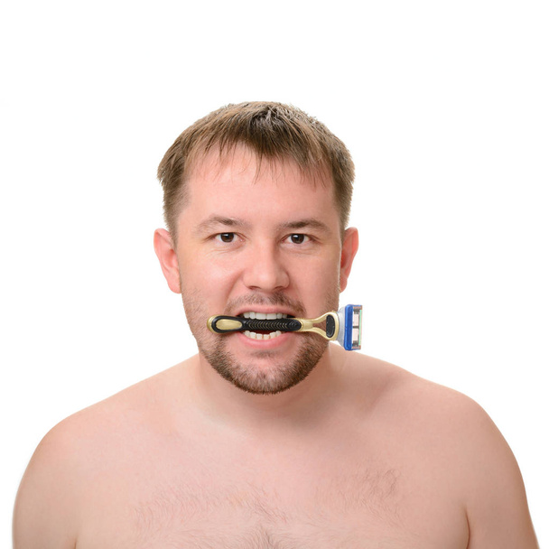 Un hombre con una navaja en la boca
 - Foto, imagen
