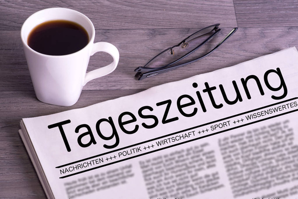 Una tazza di caffè e un giornale tedesco
 - Foto, immagini