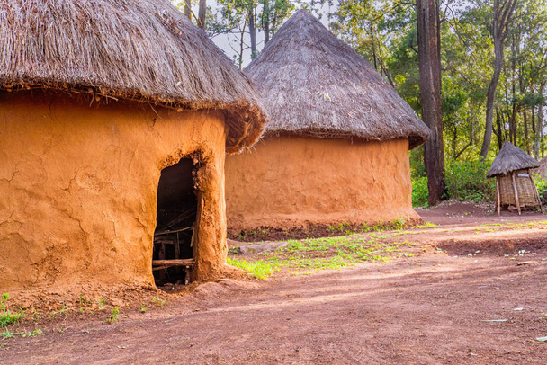 ナイロビ、ケニアのケニア人の伝統的な部族の小屋 - 写真・画像