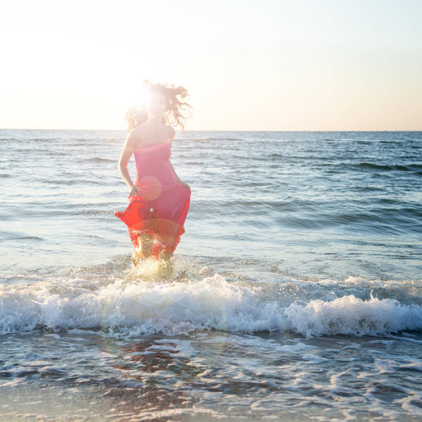 Woman standing on the sea - Foto, Bild