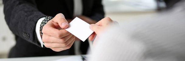Männliche Hand im Anzug gibt leere Visitenkarte ab - Foto, Bild