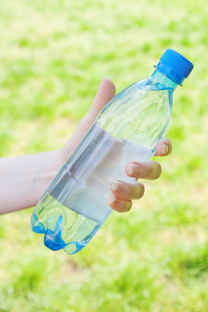 Oferecendo garrafa de água
 - Foto, Imagem