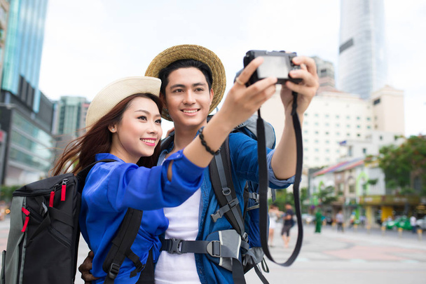 pareja tomando selfie con cámara
 - Foto, imagen