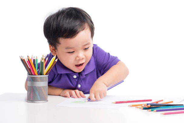 kleine jongen tekening met potloden - Foto, afbeelding