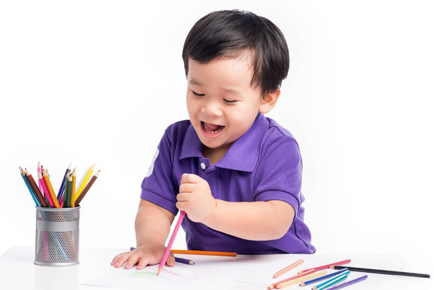μικρό αγόρι ζωγραφίζει με μολύβια - Φωτογραφία, εικόνα
