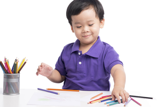 Kleiner Junge zeichnet mit Bleistiften - Foto, Bild